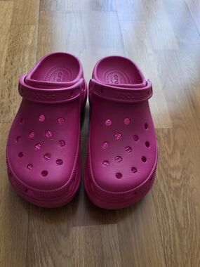 Croc Classic Clog in Bright Pink